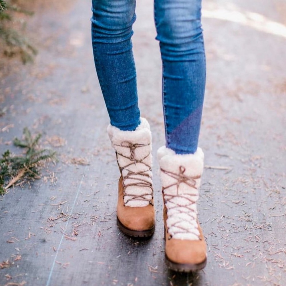 NWOT UGG Lace-Up Hiking Boots with Shearling